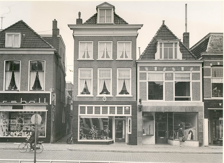 De Haniasteeg, tussen de panden Nieuwestad zuidzijde nrs.34-36.